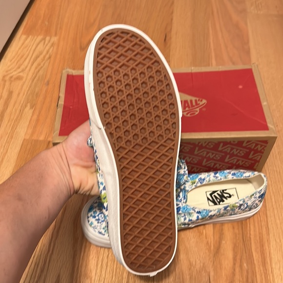 Brand new vans shoes, never worn. My husband got the wrong size. - Picture 2 of 3